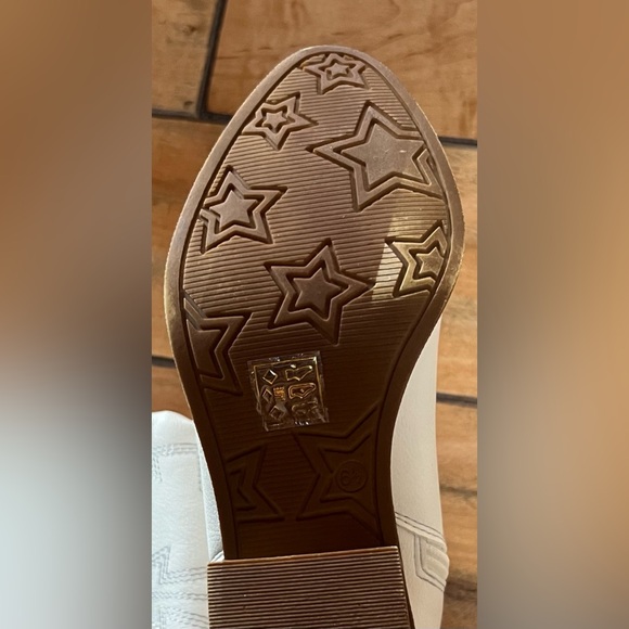 New in box Upwind White Western Knee High Boots
Dirty Laundry 6.5 Cowboy Lulus - Picture 10 of 11